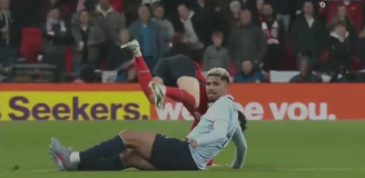 BRUTALNE wejście Araujo w nogi Fodena w sparingu... [VIDEO]