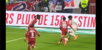 ZABAWA Endricka z trzema rywalami... WOW!  [VIDEO]