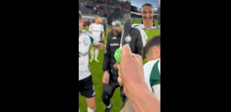 Rafał Adamski oblewa wodą Marka Papszuna i zawodników Legii po meczu xD [VIDEO]