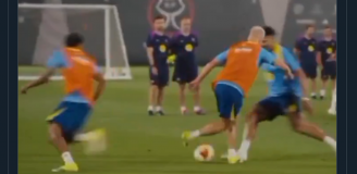 W taki sposób Olmo okiwał Araujo na treningu... xD [VIDEO]