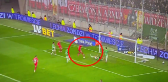 Piłkarz Widzewa nie trafia z 3 metrów do pustej bramki... XD [VlDEO]