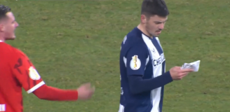 Dawid Kownacki wyrwał rywalowi kartkę z instrukcjami od trenera... xD [VIDEO]