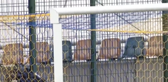 ABSURDALNA sytuacja w Pucharze Polski! Podczas meczu sklejali słupek taśmą... xD [VIDEO]