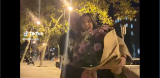 Para nagrywa sobie tiktoka, a nagle w tle... przechodzi Leo Messi XD [VlDEO]