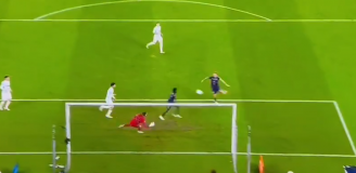 Kamil Grosicki strzela do pustej bramki, ale jego kolega... xD [VIDEO]