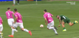 Piłkarz Śląska Wrocław wpada w pole karne i... XD [VlDEO]