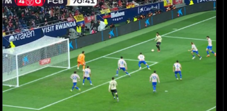 Kounde wbiega w pole karne i... ma taki wybór do podania XD