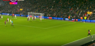 W TAKI SPOSÓB Bournemouth strzeliło gola na 3-2 z Liverpoolem w 95 min [VIDEO]