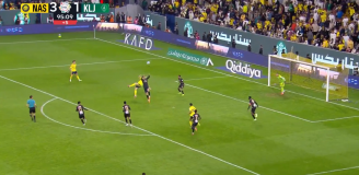 Cristiano Ronaldo strzela gola Z PRZEWROTKI! [VIDEO]