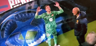 Szczęsny tłumaczący swój błąd przy bramce członkowi sztabu Interu Mediolan... :D [VIDEO]