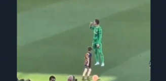 Kibic nagrał Szczęsnego palącego na boisku po El Clasico... [VIDEO]