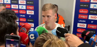 Olmo udziela wywiadu po meczu, a w tle Jules Koundé.... XD [VIDEO]