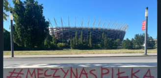 NAPIS na murku przed stadionem PGE Narodowy... xD