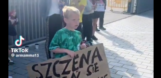 TRANSPARENT młodego kibica Barcy skierowany do Szczęsnego i Lewego... xD