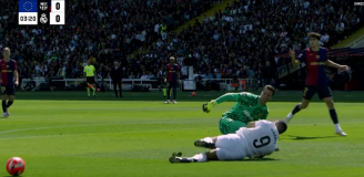 Szczęsny fauluje Mbappe i... Francuz strzela z karnego! 0-1 [VIDEO]