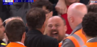 Diego Simeone po golu na 3-2 podszedł do kibiców Liverpoolu! Musieli go trzymać... [VIDEO]
