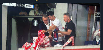 Kibice rzucali szaliki i koszulki Lewandowskiemu podczas meczu... xD