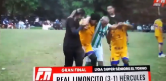 Standardy fair play w boliwijskiej lidze old boyów... xD [VIDEO]