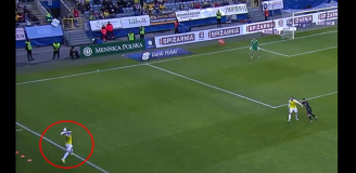 ABSURDALNY gol w Ekstraklasie! Podał z autu do własnego bramkarza i... xD [VIDEO]