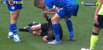 HlT! Sędzia zderzył się z piłkarzem i upadł na murawę, a Vardy podbiegł do niego i... XD [VIDEO]