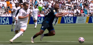 Raul Asencio WYLATUJE z boiska w 7 minucie meczu! [VIDEO]