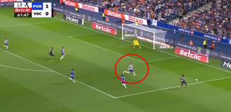 Tak Jan Bednarek wyczyścił rywala! [VIDEO]