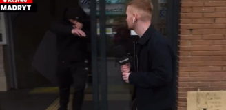 HIT! Kanał Sportowy robi LIVE w Madrycie, aż tu nagle WYSKAKUJE MIESZKANIEC i... xD [VIDEO]