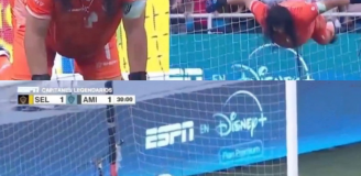 HIT! 59-letni Rene Higuaita POWTARZA obronę skorpionem [VIDEO]