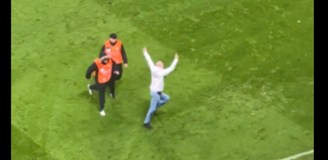 Oto jak STEWARDZI chcieli złapać kibica na meczu Legia - Lech xD [VIDEO]