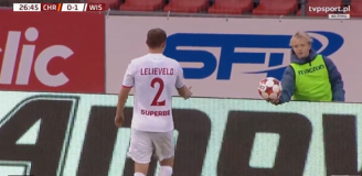 ZACHOWANIE chłopca od podawania piłek, kiedy trzeba było ją podać piłkarzowi Wisły... [VIDEO]