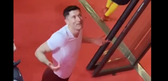 Oto co Robert Lewandowski po meczu ODDAŁ kibicowi... xD [VIDEO]