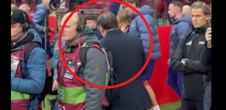 Jan Urban przed meczem SZUKA RONALDA KOEMANA aby życzyć mu powodzenia... [VIDEO]