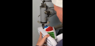 Kibic POŁĄCZYŁ buty z piłką MŚ i otrzymał... <3 [VIDEO]