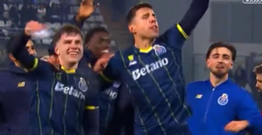 TANIEC RADOŚCI Oskara Pietuszewskiego i Jana Bednarka po wygranym meczu Porto <3 [VIDEO]