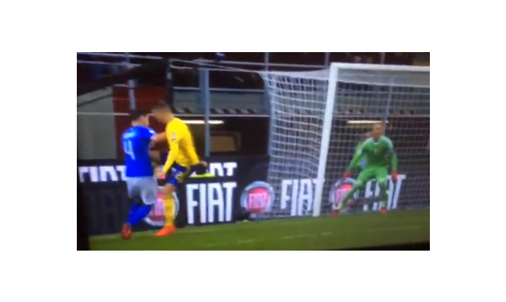 Brutalny atak kolanem w meczu Włochy vs. Szwecja [VIDEO]