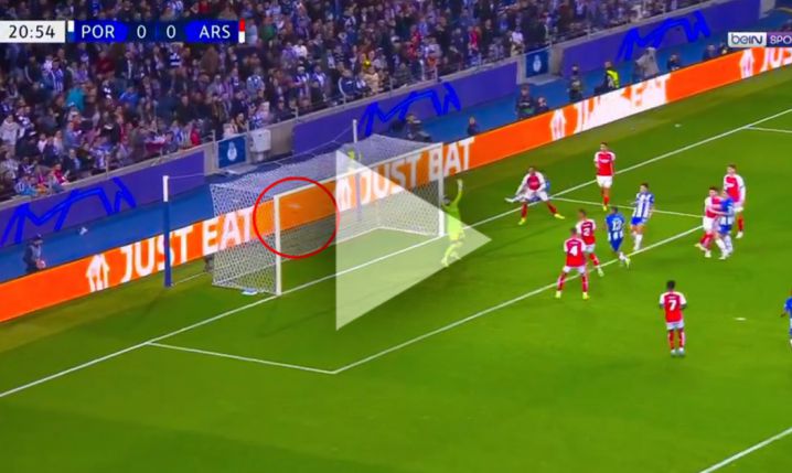 HIT! Piłkarz Porto najpierw trafił w słupek, a potem... xD [VIDEO]