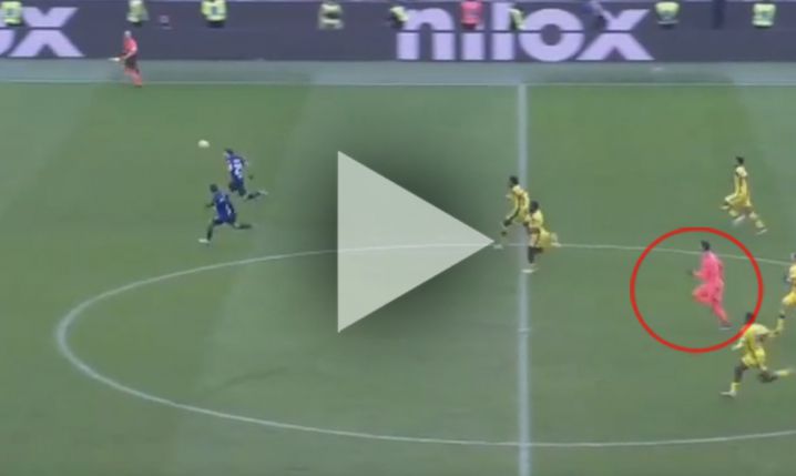 2 zawodników Interu biegnie na pustą bramkę i.... XD [VIDEO]