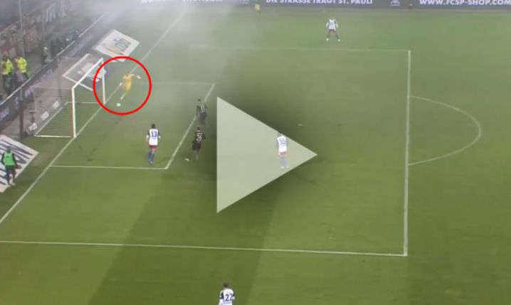 HIT! Bramkarz Hamburgera SV chciał wykopać piłkę i... wkopał ją do swojej bramki! [VIDEO]