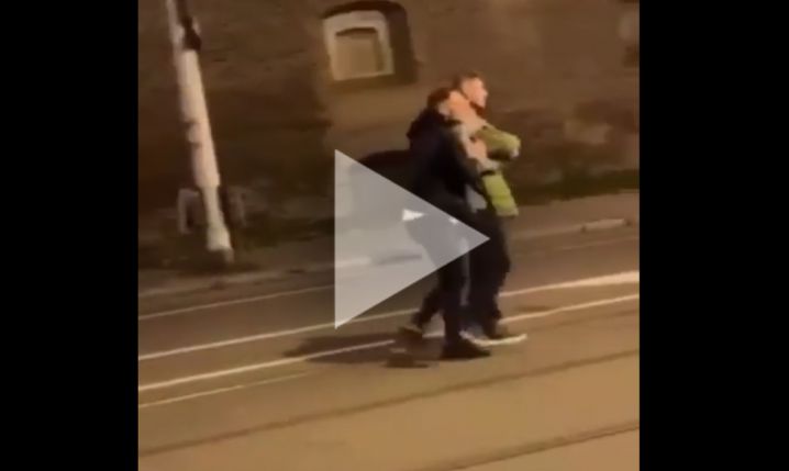 HIT! Podstawowy piłkarz Czech idzie pijany środkiem ulicy... [VIDEO]