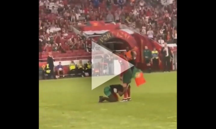 Kibic wbiegł na boisko, podbiegł do Ronaldo i... [VIDEO]