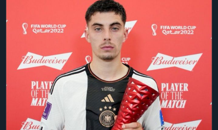 Kai Havertz odbierający nagrodę za MVP meczu...