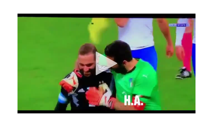 Buffon w przerwie meczu podchodzi do Higuaina i... [VIDEO]