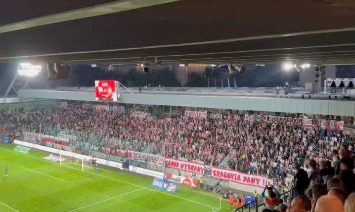 SZOK! Kibice biegali po dachu podczas meczu Cracovia - Widzew! [VIDEO]