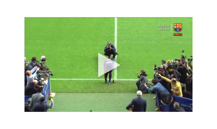 Niecodzienny sposób wejścia Yerry'ego Miny na murawę Camp Nou [VIDEO]