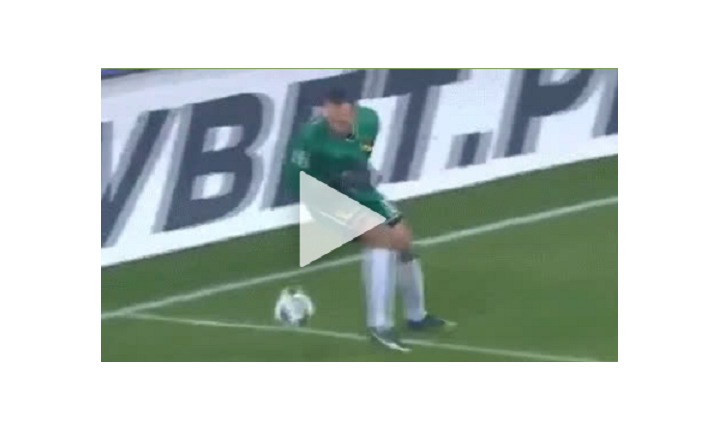 HIT! Mariusz Pawełek łapie piłkę poza polem karnym [VIDEO]