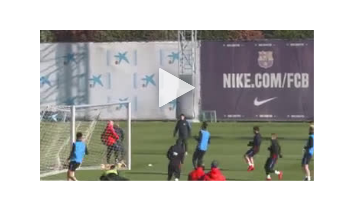 Messi bawi się na treningu Barcelony [VIDEO]